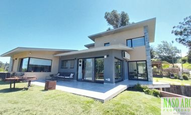 Chalet de categoría en venta. Sierra de los Padres, frente al golf. Gas natural