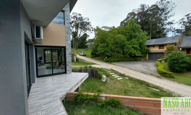 Chalet de categoría en venta. Sierra de los Padres, frente al golf. Gas natural