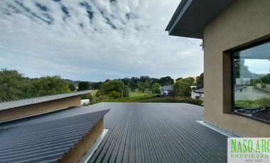 Chalet de categoría en venta. Sierra de los Padres, frente al golf. Gas natural