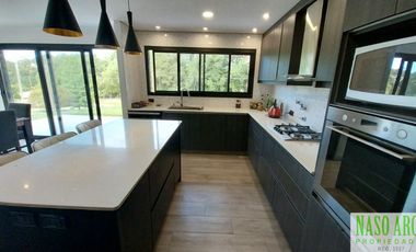 Chalet de categoría en venta. Sierra de los Padres, frente al golf. Gas natural