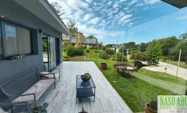 Chalet de categoría en venta. Sierra de los Padres, frente al golf. Gas natural