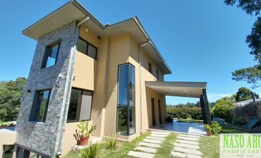 Chalet de categoría en venta. Sierra de los Padres, frente al golf. Gas natural