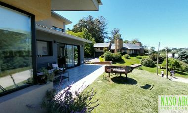 Chalet de categoría en venta. Sierra de los Padres, frente al golf. Gas natural