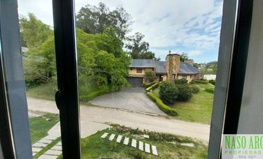 Chalet de categoría en venta. Sierra de los Padres, frente al golf. Gas natural