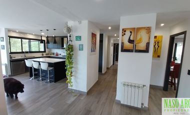 Chalet de categoría en venta. Sierra de los Padres, frente al golf. Gas natural