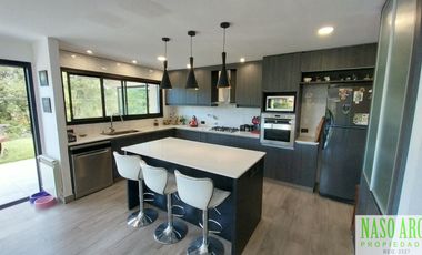 Chalet de categoría en venta. Sierra de los Padres, frente al golf. Gas natural