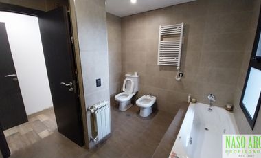 Chalet de categoría en venta. Sierra de los Padres, frente al golf. Gas natural