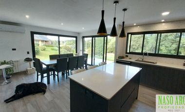 Chalet de categoría en venta. Sierra de los Padres, frente al golf. Gas natural