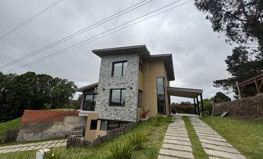 Venta Moderno Chalet 6 ambientes con piscina. Zona Golf, Sierra de los Padres