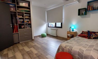 Venta Moderno Chalet 6 ambientes con piscina. Zona Golf, Sierra de los Padres