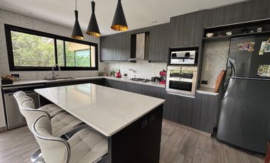 Venta Moderno Chalet 6 ambientes con piscina. Zona Golf, Sierra de los Padres