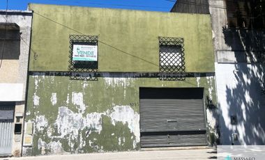 Galpón en dos plantas sobre lote de 10x30, Parque Avellaneda.