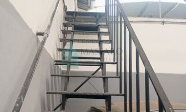 Galpón en dos plantas sobre lote de 10x30, Parque Avellaneda.