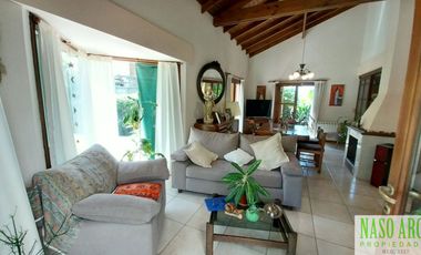 Chalet en venta en Sierra de los Padres. Gas natural. A 3 cuadras de la entrada