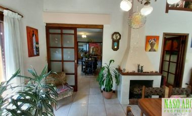 Chalet en venta en Sierra de los Padres. Gas natural. A 3 cuadras de la entrada