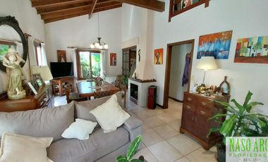 Chalet en venta en Sierra de los Padres. Gas natural. A 3 cuadras de la entrada