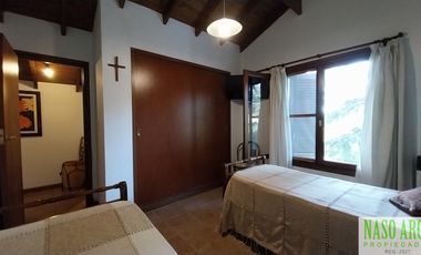 Chalet en venta en Sierra de los Padres. Gas natural. A 3 cuadras de la entrada