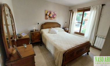 Chalet en venta en Sierra de los Padres. Gas natural. A 3 cuadras de la entrada