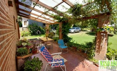 Chalet en venta en Sierra de los Padres. Gas natural. A 3 cuadras de la entrada