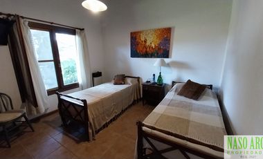 Chalet en venta en Sierra de los Padres. Gas natural. A 3 cuadras de la entrada