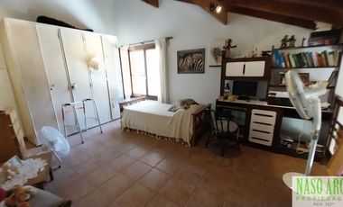 Chalet en venta en Sierra de los Padres. Gas natural. A 3 cuadras de la entrada
