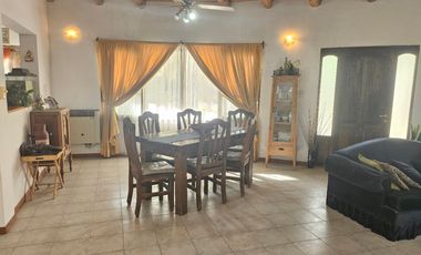 Casa en venta de 4 dormitorios c/ cochera en Luzuriaga