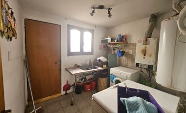 Casa en venta de 4 dormitorios c/ cochera en Luzuriaga