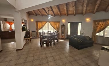 Casa en venta de 4 dormitorios c/ cochera en Luzuriaga