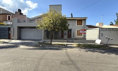 IMPORTANTE CASA DE 4 DORMITORIOS ZONA ALTA