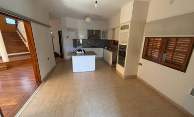 IMPORTANTE CASA DE 4 DORMITORIOS ZONA ALTA