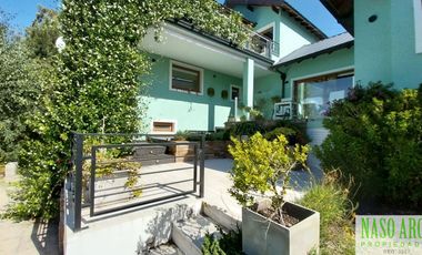 Propiedad de categoría. Sierra de los Padres.  Gas natural. Piscina climatizada