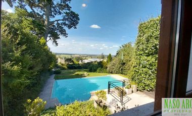 Propiedad de categoría. Sierra de los Padres.  Gas natural. Piscina climatizada