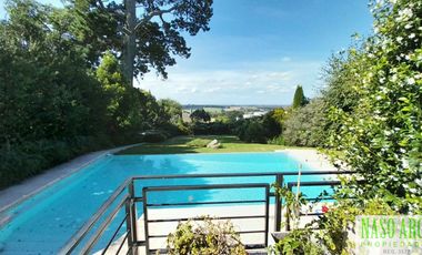 Propiedad de categoría. Sierra de los Padres.  Gas natural. Piscina climatizada