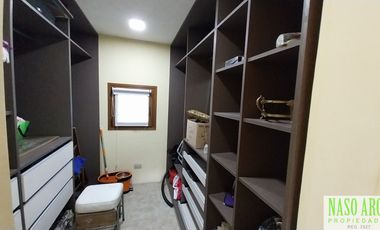 Propiedad de categoría. Sierra de los Padres.  Gas natural. Piscina climatizada