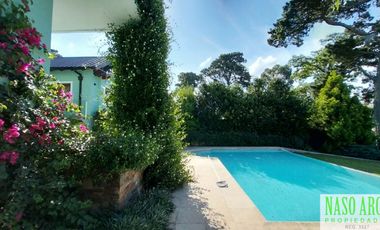 Propiedad de categoría. Sierra de los Padres.  Gas natural. Piscina climatizada