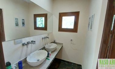 Propiedad de categoría. Sierra de los Padres.  Gas natural. Piscina climatizada