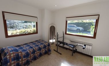 Propiedad de categoría. Sierra de los Padres.  Gas natural. Piscina climatizada