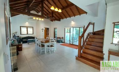 Propiedad de categoría. Sierra de los Padres.  Gas natural. Piscina climatizada