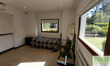 Propiedad de categoría. Sierra de los Padres.  Gas natural. Piscina climatizada