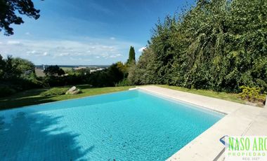Propiedad de categoría. Sierra de los Padres.  Gas natural. Piscina climatizada