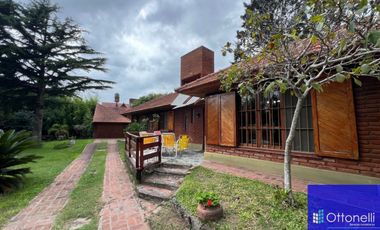 Casa en venta de 3 dormitorios c/ cochera en Costa Azul