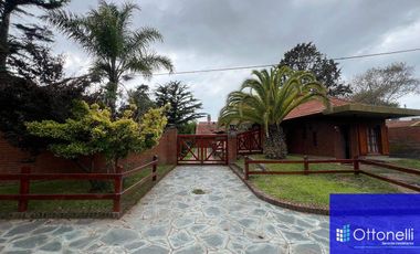 Casa en venta de 3 dormitorios c/ cochera en Costa Azul