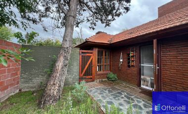 Casa en venta de 3 dormitorios c/ cochera en Costa Azul