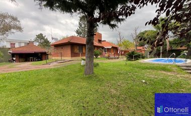 Casa en venta de 3 dormitorios c/ cochera en Costa Azul