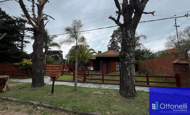 Casa en venta de 3 dormitorios c/ cochera en Costa Azul