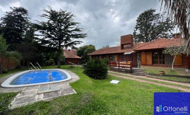 Casa en venta de 3 dormitorios c/ cochera en Costa Azul