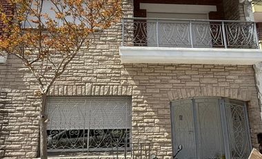 Venta Chalet en PH 4 ambientes con cochera, terraza y balcón. Zona Aldrey