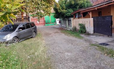 Rumah depan Lapangan
