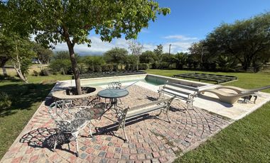 IMPORTANTE CASA EN COUNTRY CHACRAS DEL VALLE NUEVO