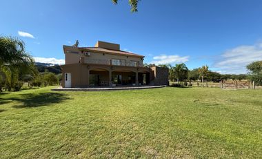 IMPORTANTE CASA EN COUNTRY CHACRAS DEL VALLE NUEVO